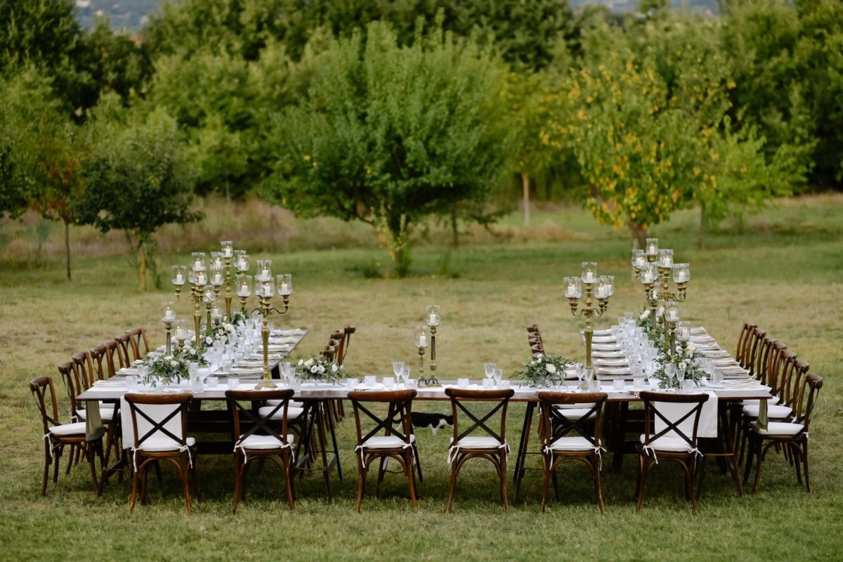 mesas y sillas de madera para alquilar para eventos